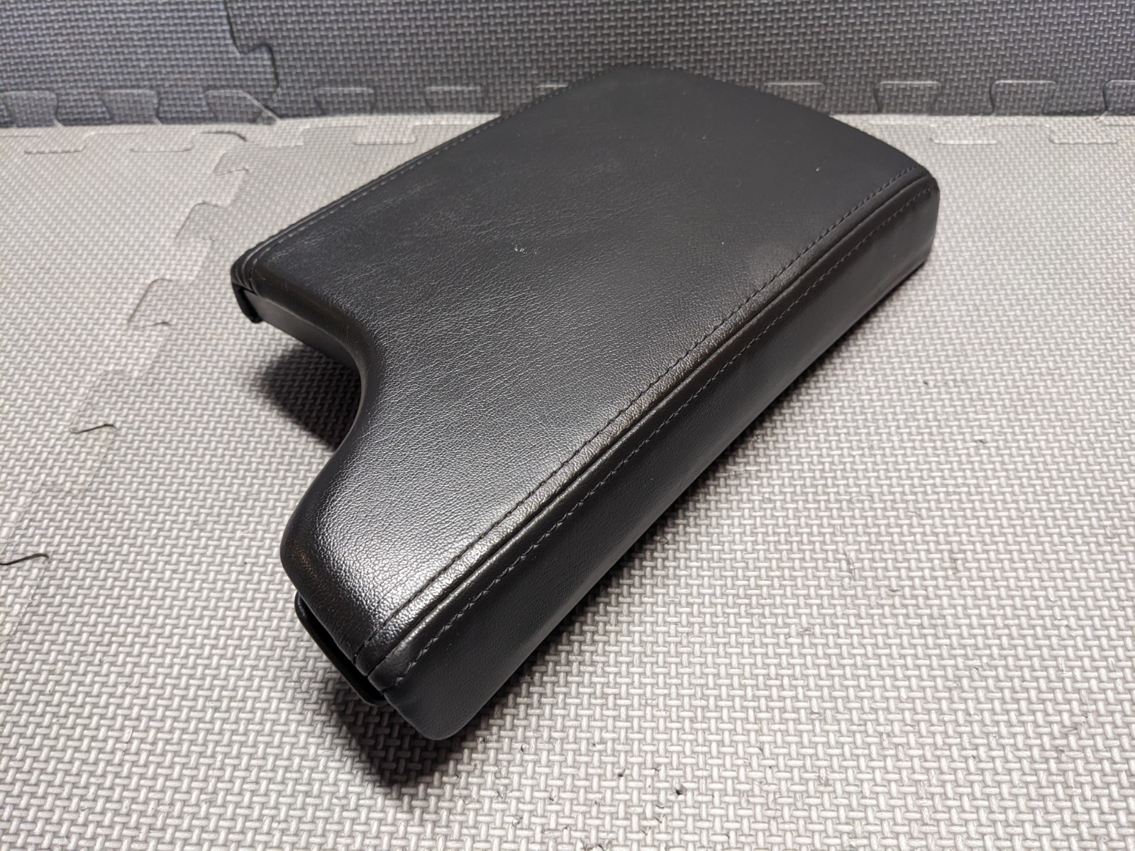 2004-2008 Pontiac Grand Prix Center Console Armrest Lid OEM BLACK STITCHING