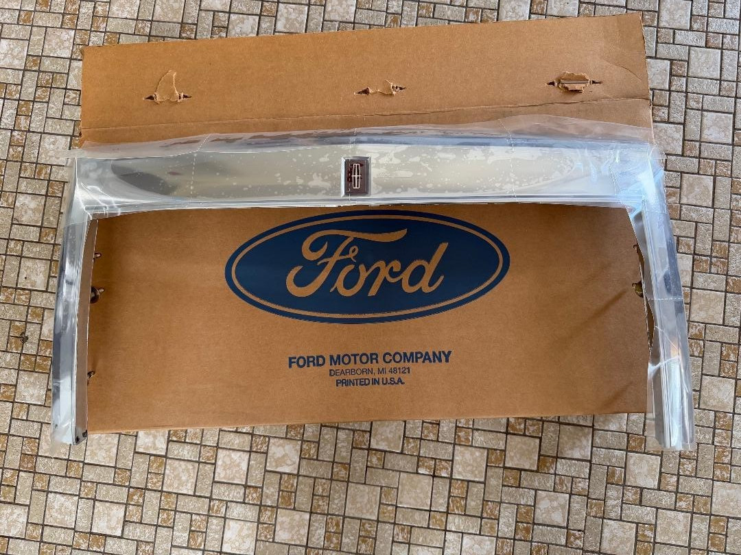 NOS OEM Ford 1984 1985 Lincoln Continental Grille Surround Shell Moulding Emblem