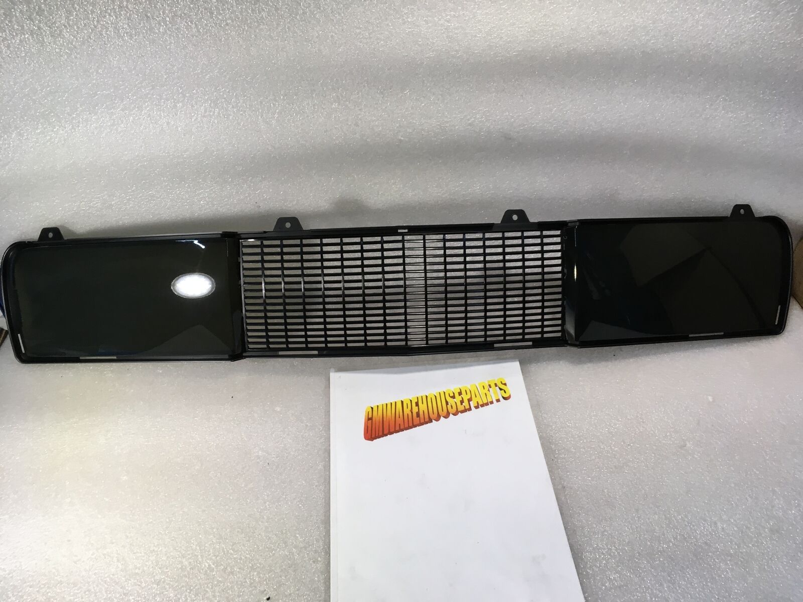 2004-2008 CADILLAC XLR LOWER FRONT GRILLE NEW GM #  15247797