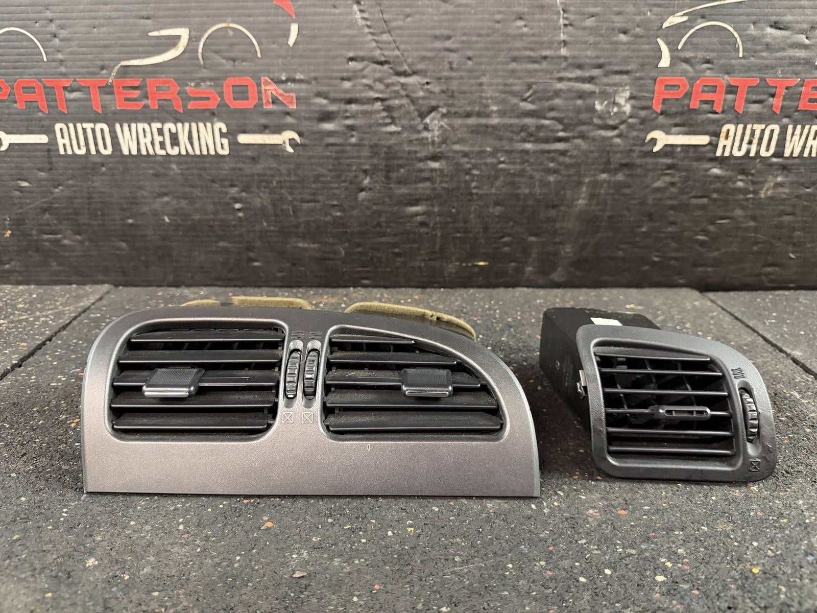 02-05 Ford Thunderbird Center & Right Dash Heater A/C Air Conditioner Vents